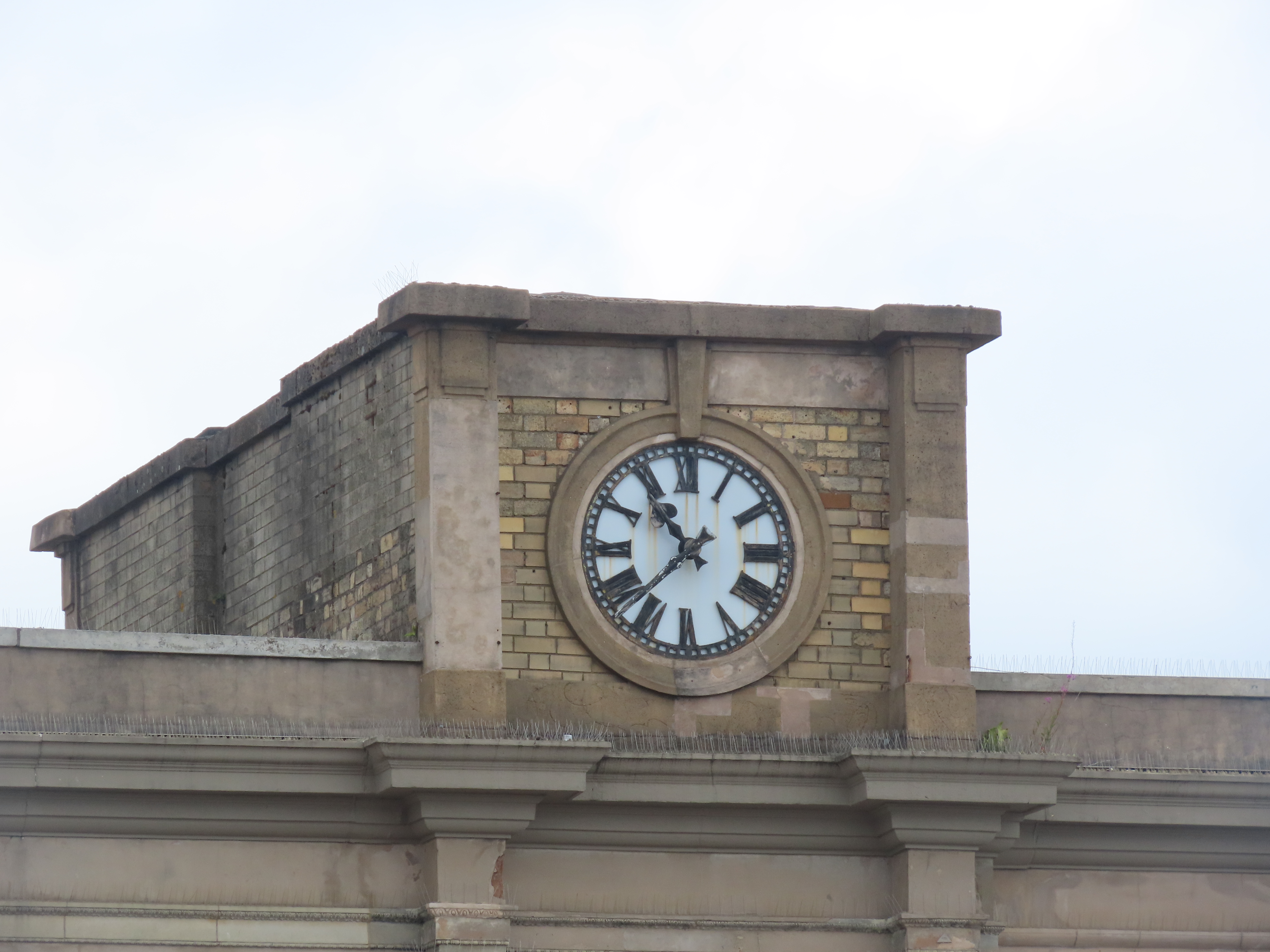 The Queen's Building, Wolverhampton — stopped public clock